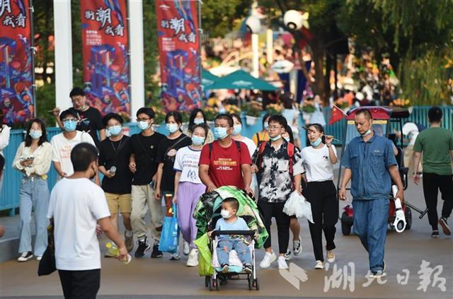 |国庆首日欢乐谷迎数万名游客