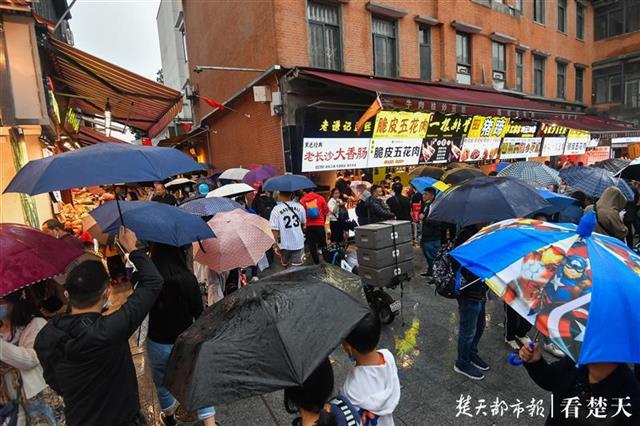 |秋雨挡不住游客热情！长假第三天户部巷里欢乐多