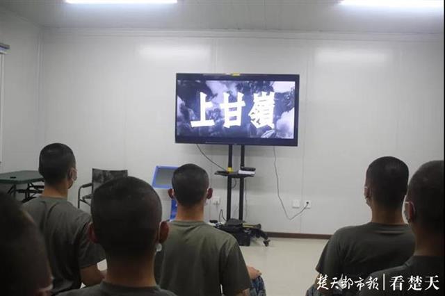 |当中秋节遇上国庆节，空降兵新兵这样度过