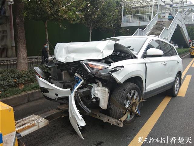 香港路立交桥下5车连环相撞，无人员受伤