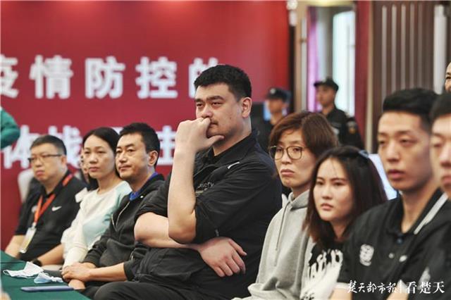 |姚明携国家队球员走进火神山医院，向抗疫英雄致敬