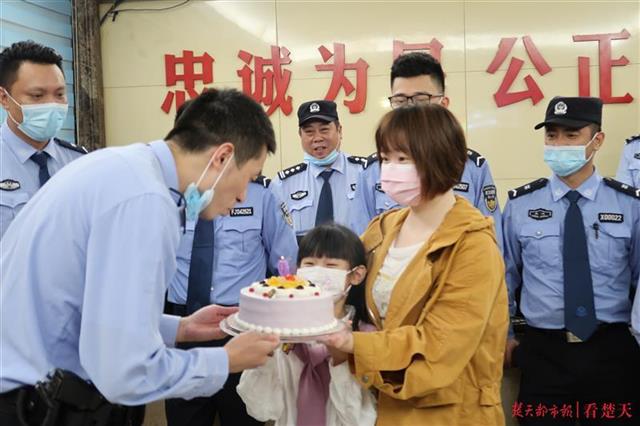 |暖心！萌娃夜闯警务站，竟是为了给他一个惊喜