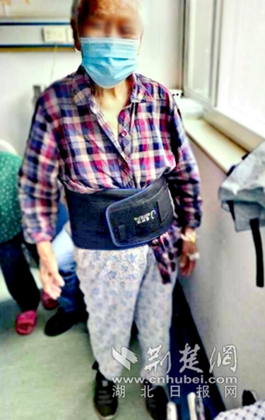 |96岁老人拒绝轮椅生活 坚持腰椎微创手术恢复行走