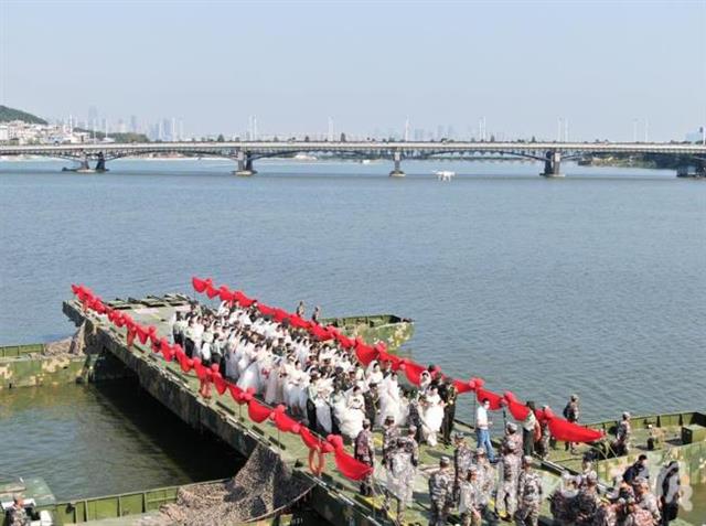 |架起“钢铁鹊桥”！中部战区陆军某舟桥旅为40对新人补办浪漫婚典