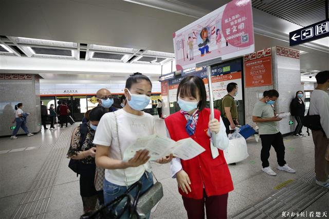 |武汉地铁新规实施首日实行“柔性执法”，对违规行为以提醒劝导为主