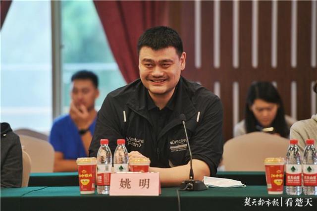 |姚明携国家队球员走进火神山医院，向抗疫英雄致敬