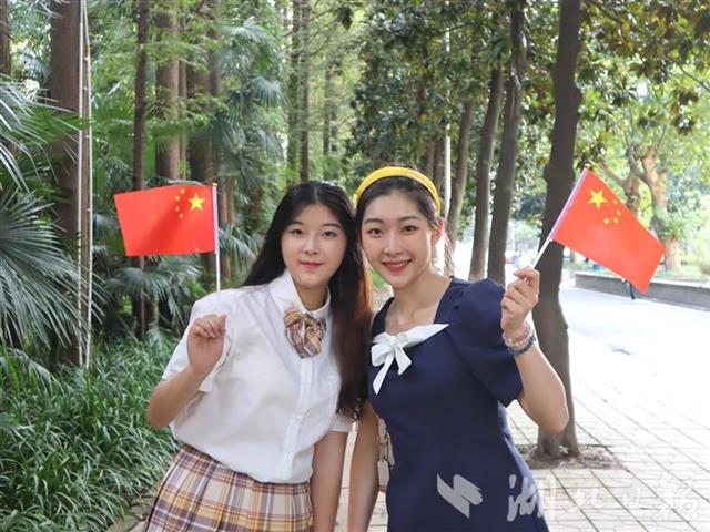 |我和国旗合个影！湖大学子庆祝祖国生日