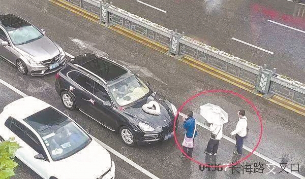 |老人扎堆拦婚车不给红包就挡路 河南潢川警方：曾拘留相关人员