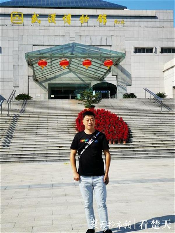 |参与两家方舱医院建设，志愿者陈雪峰盼儿子以后来武汉上大学