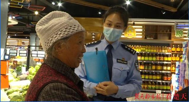 |湖北警方抗疫先锋“双节”护平安 ，冲锋队民警挑重担包揽凌晨巡逻任务