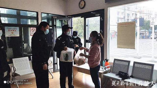 |＂谢谢你，为我解了燃眉之急＂，白衣天使向民警当面致谢