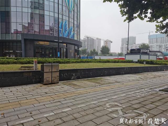 |碍着了谁？果皮箱“躺”人行道上近4个月，肇事单位吃2500元罚单