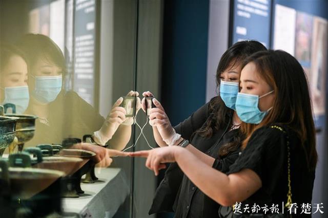 |战疫志愿者聚首武汉话友谊，出游遇堵车也开心