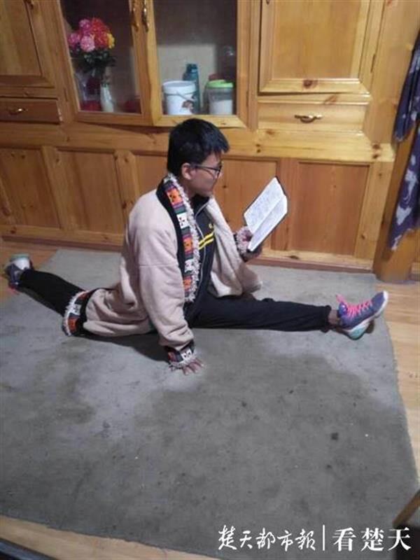 |牛圈里练功，路灯下看书，三名藏族青年“跳”出山村“舞”进大学