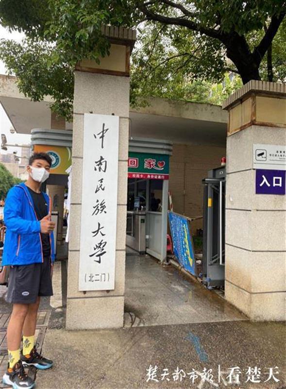 |牛圈里练功，路灯下看书，三名藏族青年“跳”出山村“舞”进大学