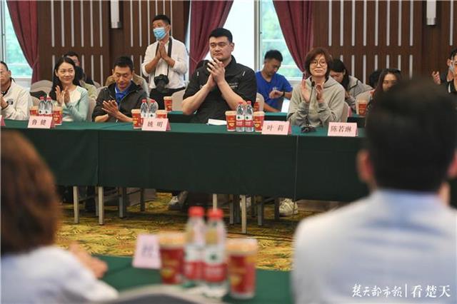 |姚明携国家队球员走进火神山医院，向抗疫英雄致敬