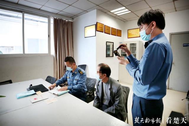 |武汉地铁开出新规实施后首张罚单！一男子在轻轨站台吸烟被现场处罚