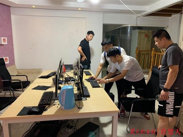 |湖北警方抗疫先锋“双节”护平安 ，冲锋队民警挑重担包揽凌晨巡逻任务