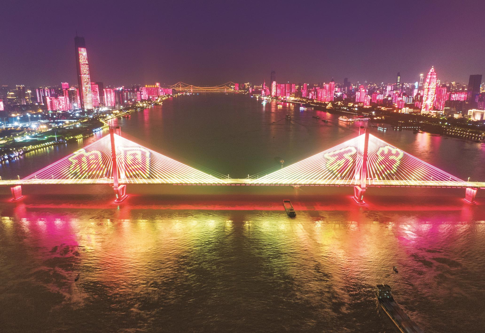 |登黄鹤楼，望长江，芝麻酱里尝面香 国庆黄金周全国游客共赴“武汉之约”