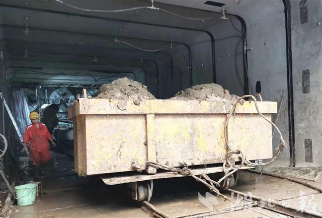 |为了武汉地铁8号线年底完工，冲刺在“双节”之夜
