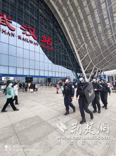 |每日万余名警力在岗坚守 武汉“双节”期间社会治安平稳