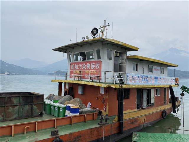 |船行江中有垃圾“滴”来一艘清洁船