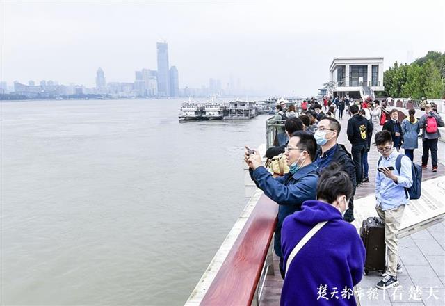 |汉阳门临江台阶暂封，倡导游人“城市阳台”上看江景