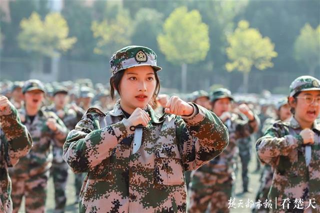 |开学典礼上，千名新生摆方阵表白祖国