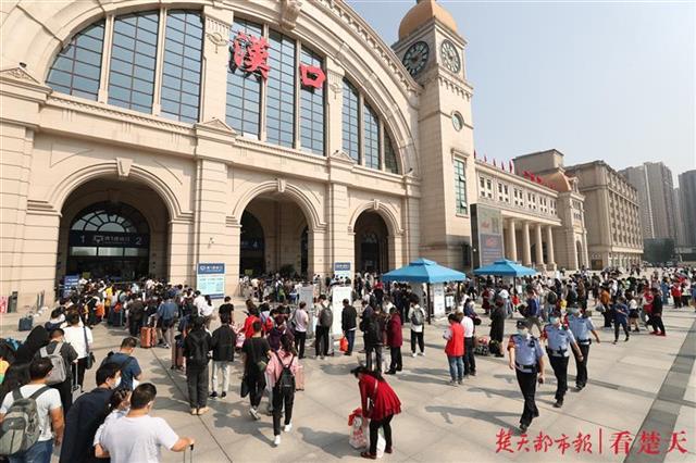 |三大火车站发送旅客创疫情防控以来新高，武汉铁警护航客流高峰