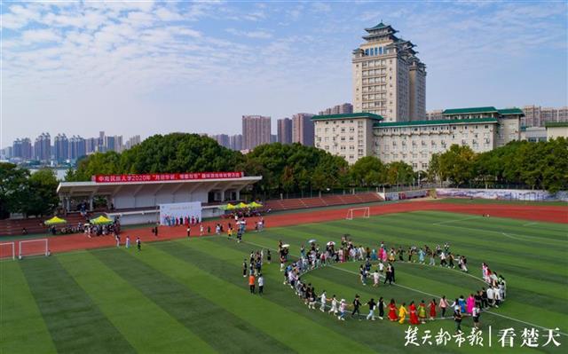 |牛圈里练功，路灯下看书，三名藏族青年“跳”出山村“舞”进大学