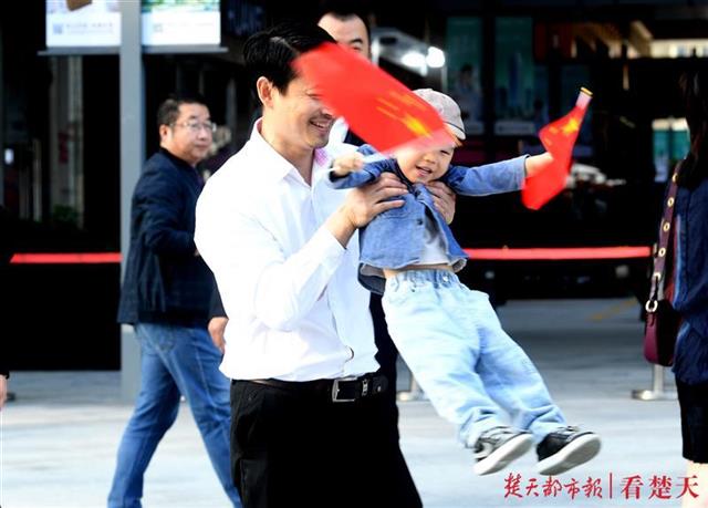 |汉正街升国旗唱国歌祝贺祖国生日