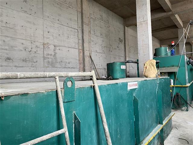 |船行江中有垃圾“滴”来一艘清洁船