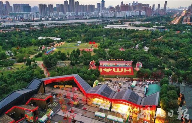 |园博园举行中国红·大地艺术展
