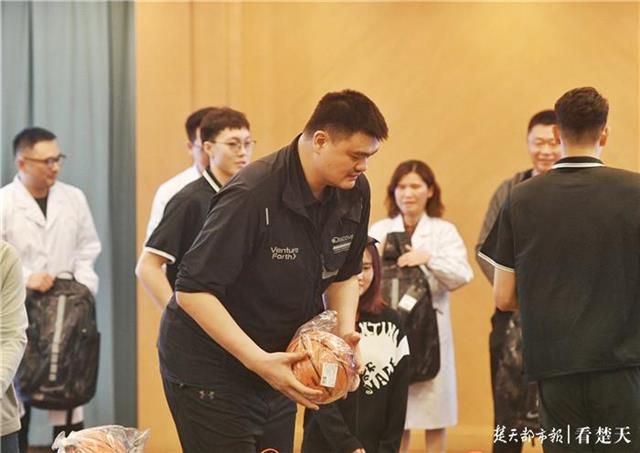 |姚明携国家队球员走进火神山医院，向抗疫英雄致敬