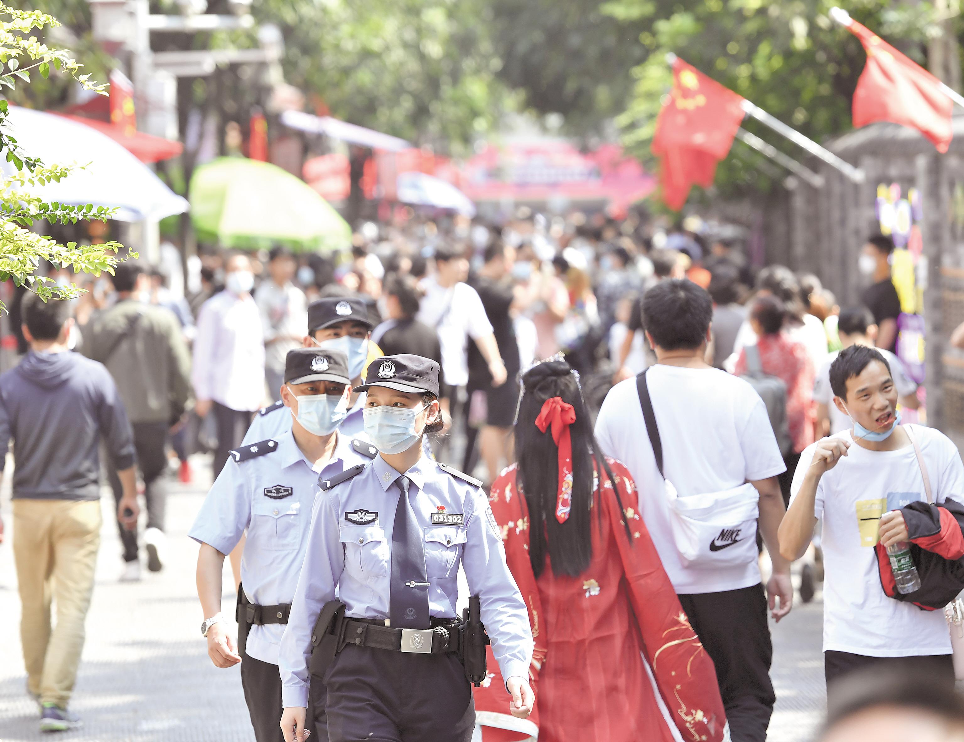 |假期间武汉万余名警力坚守岗位