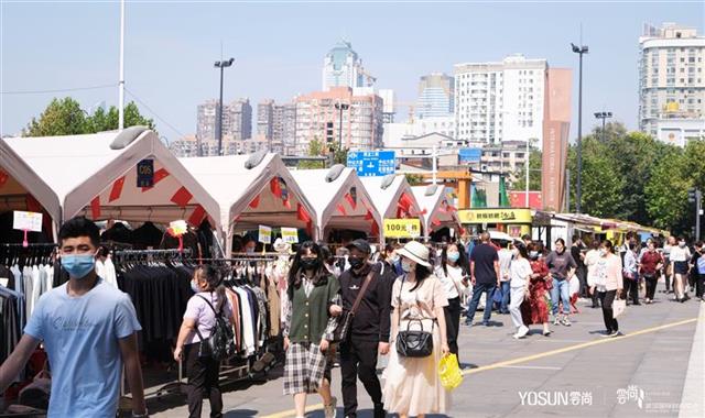 |有人一口气买走50万黄金，有人宅家找外卖小哥代排队，十一长假，武汉消费市场全方位复苏