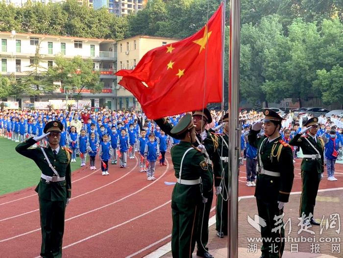|大学国旗班来啦！武汉吉林街小学开展爱国主义教育