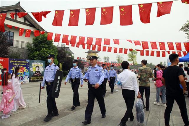 |化解矛盾紧急处置湖北警方5天服务群众3200余人次