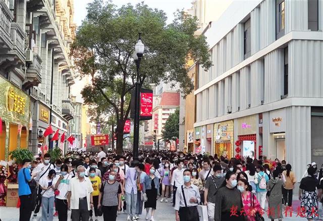 |有人一口气买走50万黄金，有人宅家找外卖小哥代排队，十一长假，武汉消费市场全方位复苏
