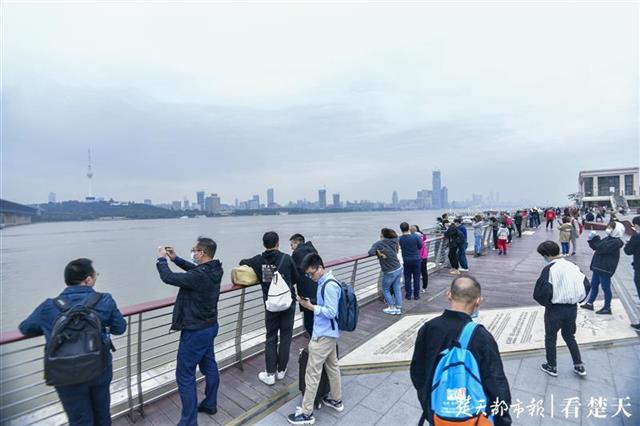 |汉阳门临江台阶暂封，倡导游人“城市阳台”上看江景