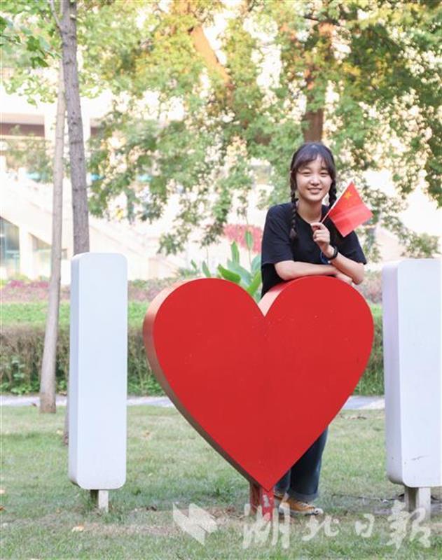 |我和国旗合个影！湖大学子庆祝祖国生日