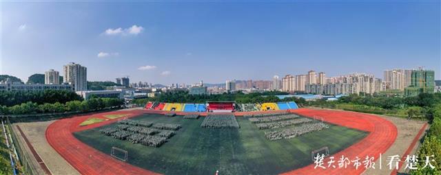 |开学典礼上，千名新生摆方阵表白祖国