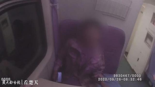 |旅客熟睡手机随意乱放，男子见财起意偷盗被刑拘