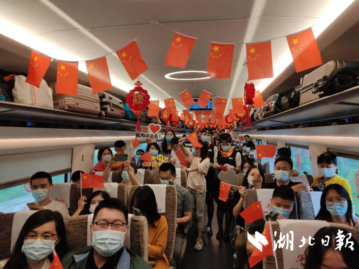 |坐着高铁看中国 | 国庆遇上中秋，高铁上遇见你