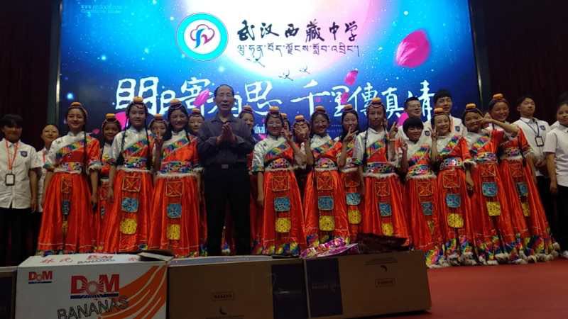 |吴天祥送月饼看望少数民族学生