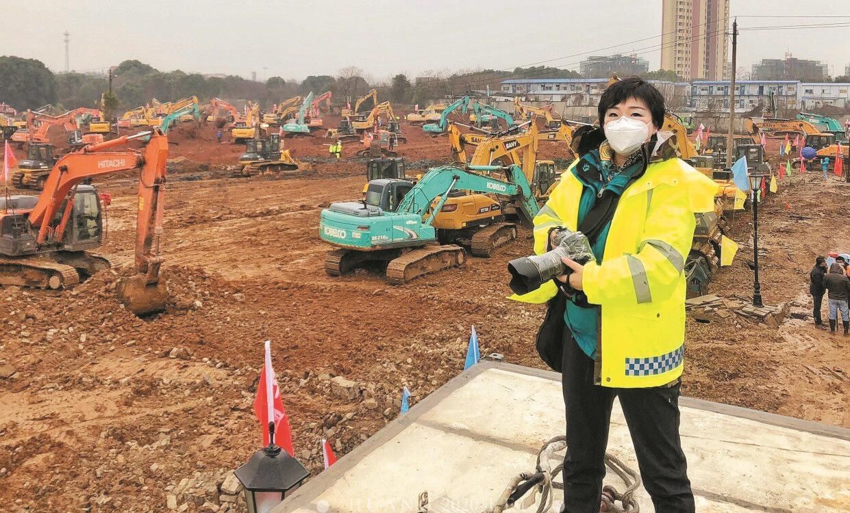 |用镜头铭记武汉“两山”建设者退役女军人摄影作品集被国博收藏