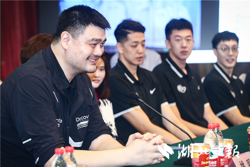 |姚明等姚基金一行探访火神山医院并向医护球迷赠送篮球装备