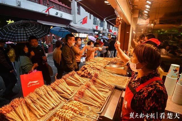 |秋雨挡不住游客热情！长假第三天户部巷里欢乐多