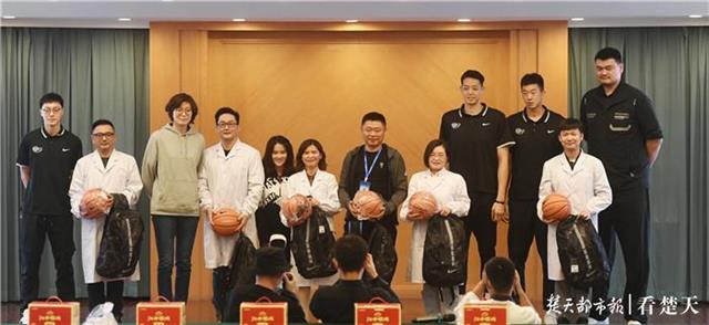 |姚明携国家队球员走进火神山医院，向抗疫英雄致敬