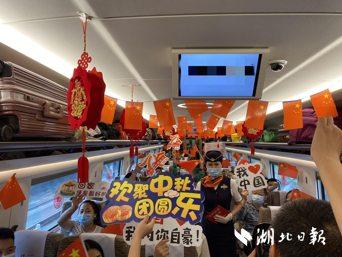 |坐着高铁看中国 | 国庆遇上中秋，高铁上遇见你
